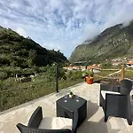 The Valley House Apartment